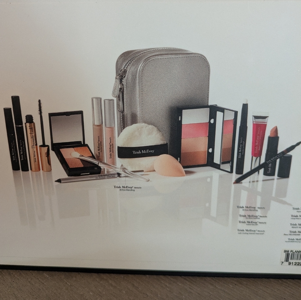 Trish McEvoy Silver Planner 2025 BM22LIGHT